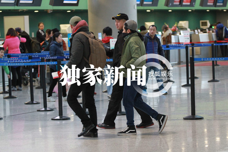 曹格懒虫附体坐椅瘫睡 倦意浓浓边走边睡