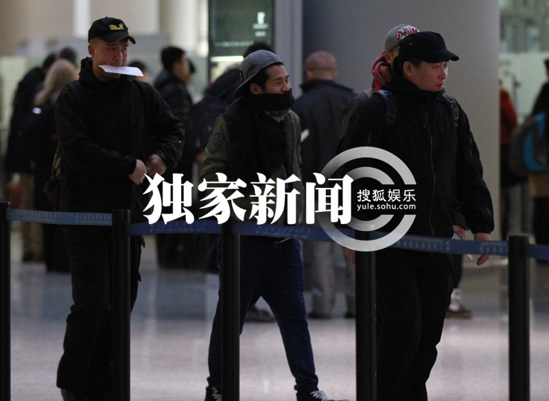 曹格懒虫附体坐椅瘫睡 倦意浓浓边走边睡