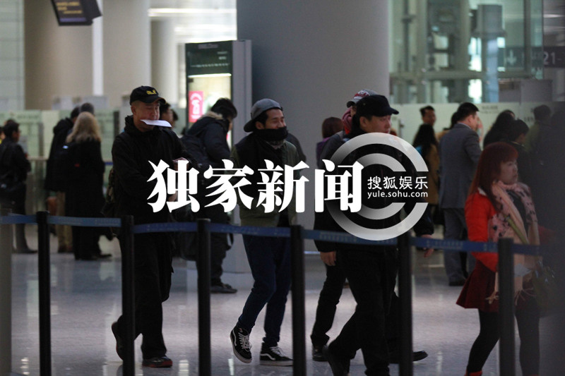 曹格懒虫附体坐椅瘫睡 倦意浓浓边走边睡