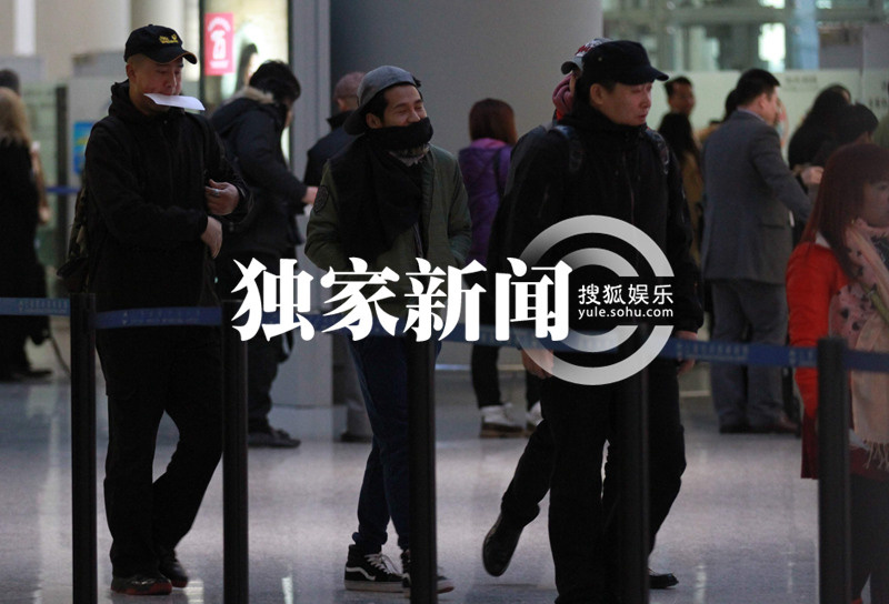 曹格懒虫附体坐椅瘫睡 倦意浓浓边走边睡