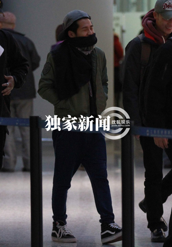 曹格懒虫附体坐椅瘫睡 倦意浓浓边走边睡