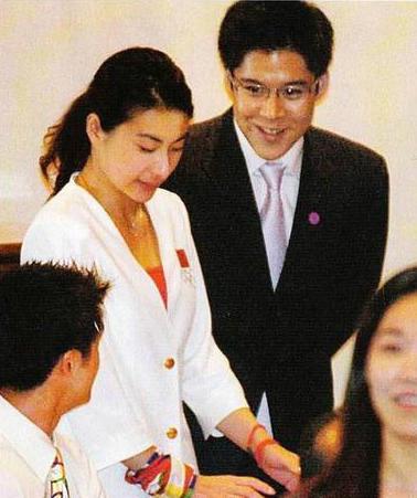 旧爱新欢尴尬同台 霍启刚郭晶晶田亮合照