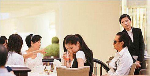 旧爱新欢尴尬同台 霍启刚郭晶晶田亮合照