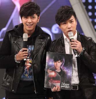 旧爱新欢尴尬同台 霍启刚郭晶晶田亮合照