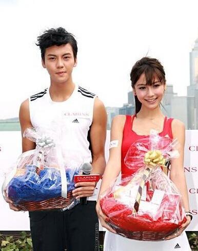 旧爱新欢尴尬同台 霍启刚郭晶晶田亮合照