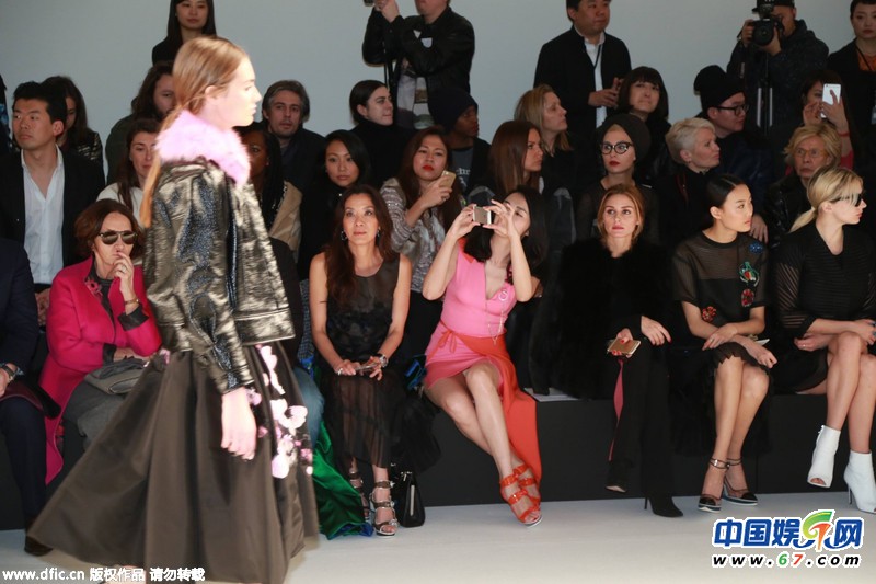 直击巴黎时装周：姚晨头排看秀太过投入 不慎尴尬