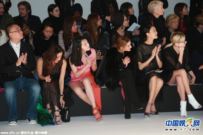 直击巴黎时装周：姚晨头排看秀太过投入 不慎尴尬