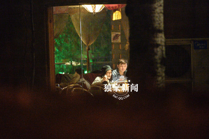 孙宁和年轻帅哥在吃饭