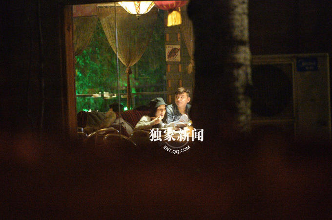 帅哥不时抬头张望