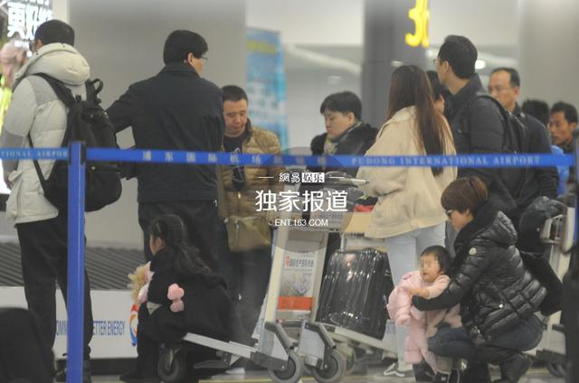 马伊琍一人带两女儿现身机场 文章抽烟斗等车