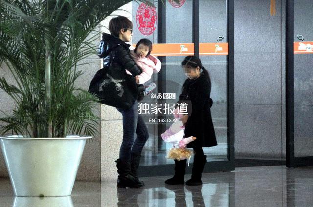 马伊琍一人带两女儿现身机场 文章抽烟斗等车