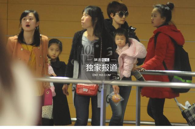 马伊琍一人带两女儿现身机场 文章抽烟斗等车