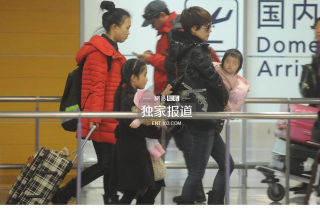 马伊琍一人带两女儿现身机场 文章抽烟斗等车
