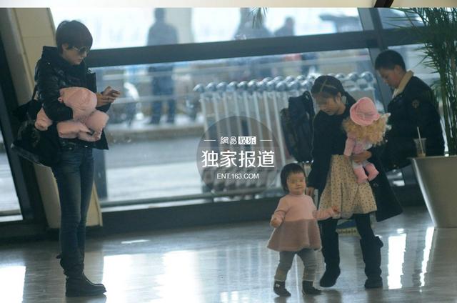 马伊琍一人带两女儿现身机场 文章抽烟斗等车