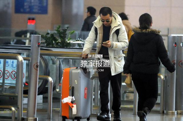 马伊琍一人带两女儿现身机场 文章抽烟斗等车