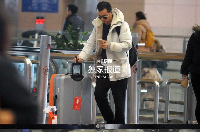 马伊琍一人带两女儿现身机场 文章抽烟斗等车