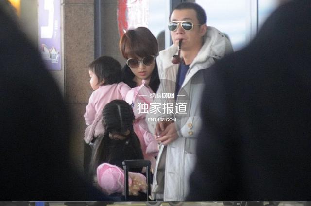 马伊琍一人带两女儿现身机场 文章抽烟斗等车