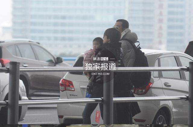 马伊琍一人带两女儿现身机场 文章抽烟斗等车