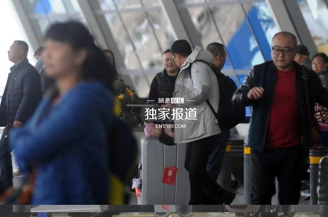 马伊琍一人带两女儿现身机场 文章抽烟斗等车