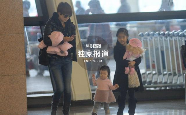 马伊琍一人带两女儿现身机场 文章抽烟斗等车