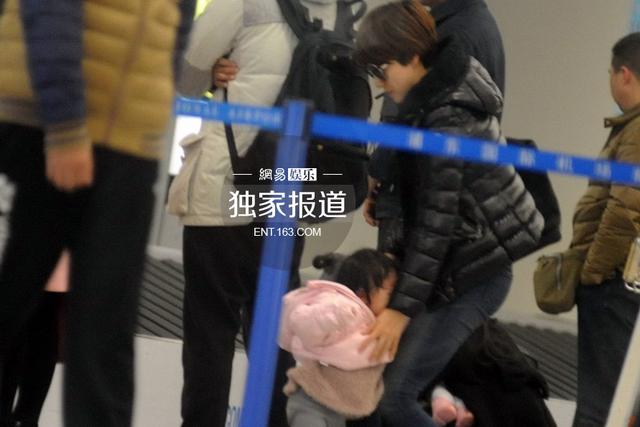 马伊琍一人带两女儿现身机场 文章抽烟斗等车