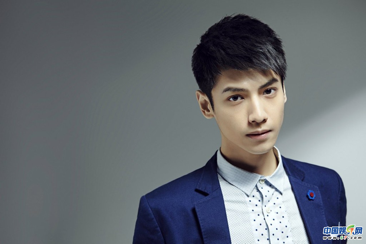 罗云熙俊朗西装写真 阳光贵气“鲜”味儿十足