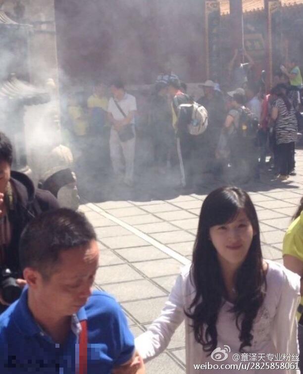 奶茶妹章泽天陪父亲拜佛