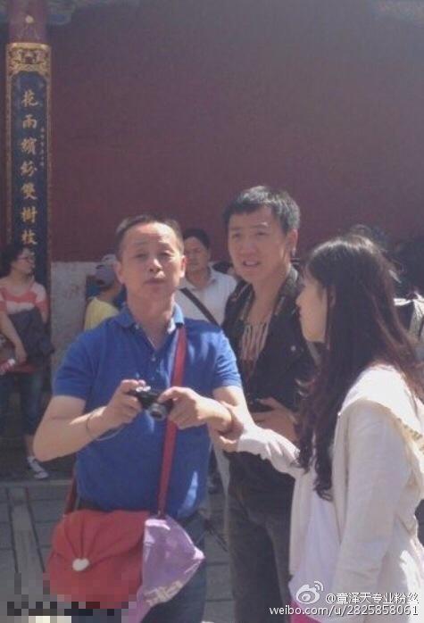 奶茶妹章泽天陪父亲拜佛