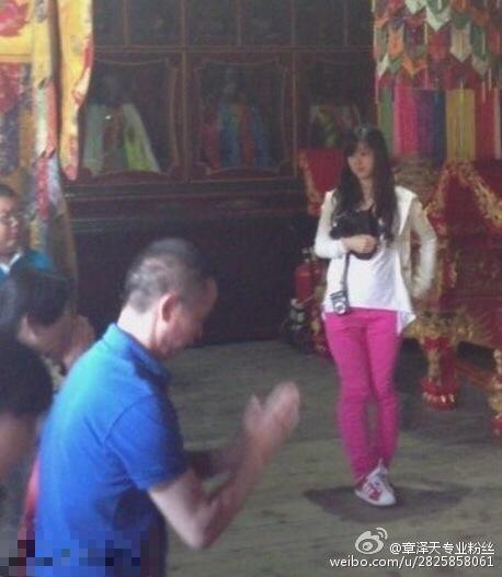 章泽天陪父亲双手合十拜佛