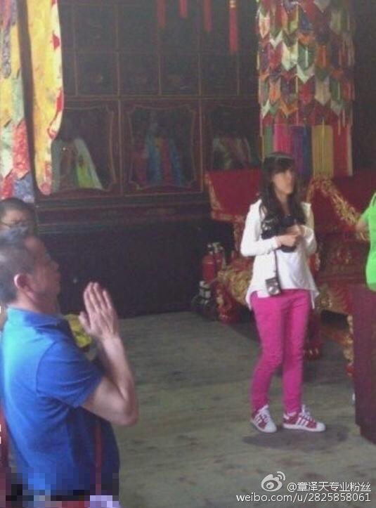 奶茶妹妹在一旁等候