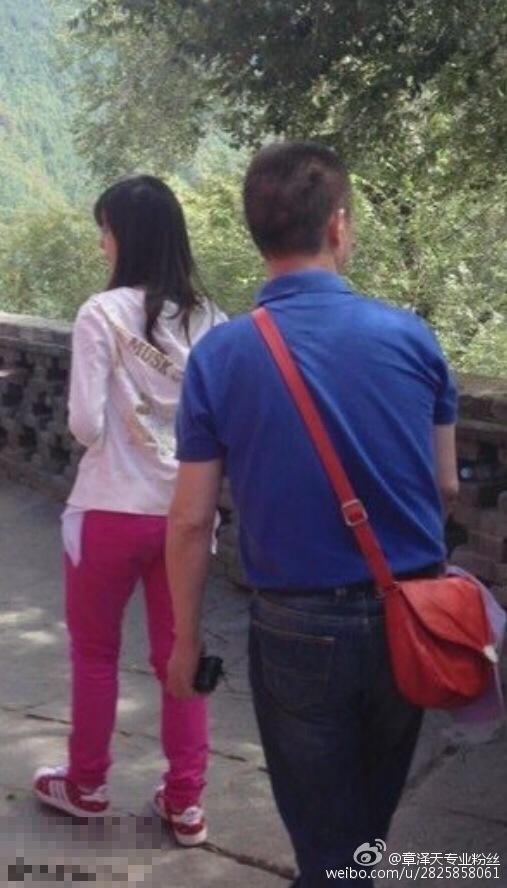 奶茶妹妹和父亲背影