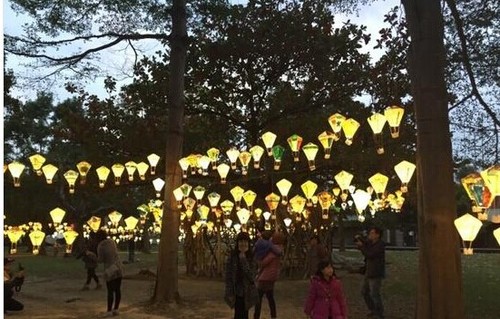 林依晨站在许愿灯下笑容灿烂