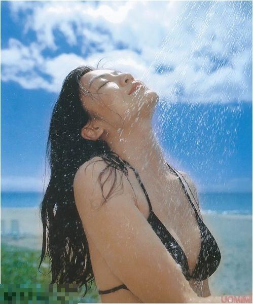 39岁林熙蕾16年前写真曝光 比基尼照性感