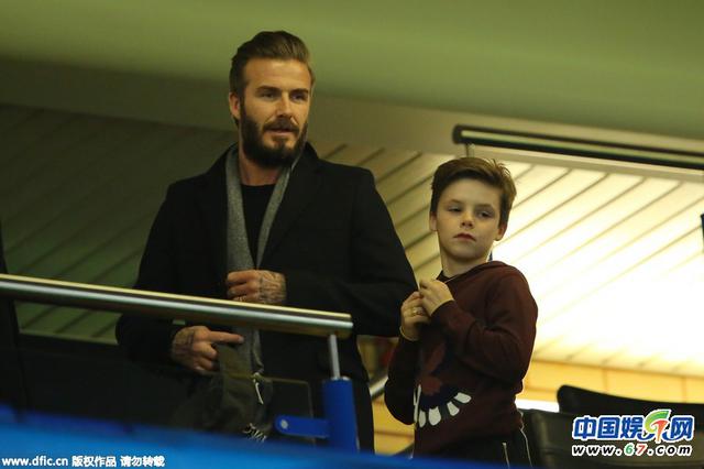 贝克汉姆携儿子观战足球赛 父子颜值爆表羡煞旁人