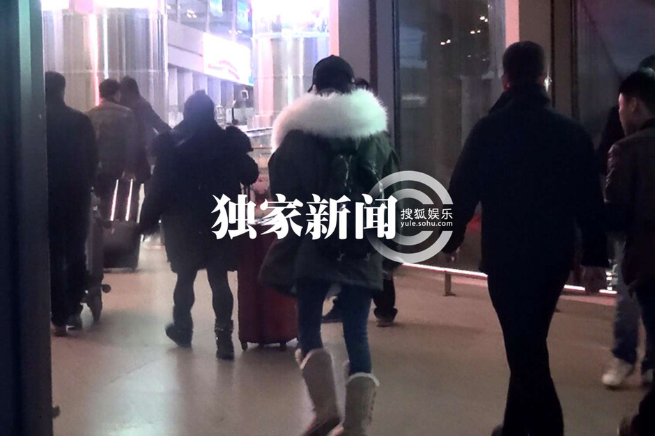 张馨予穿超大毛领装回京 秒变爱斯基摩人