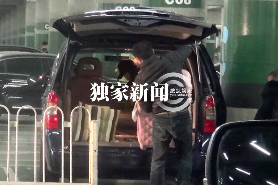 张馨予穿超大毛领装回京 秒变爱斯基摩人