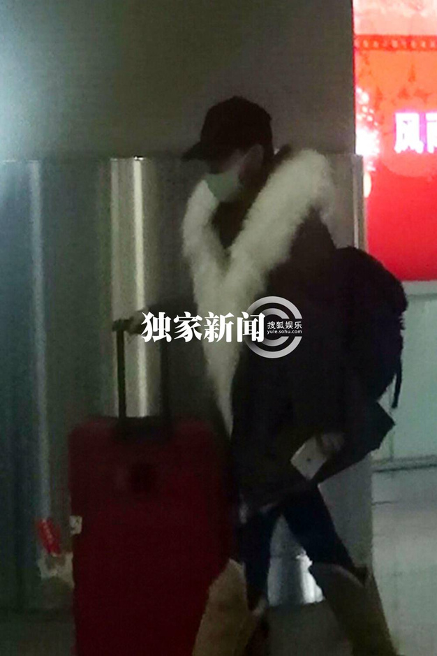 张馨予穿超大毛领装回京 秒变爱斯基摩人