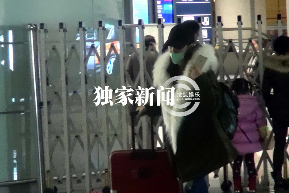 张馨予穿超大毛领装回京 秒变爱斯基摩人