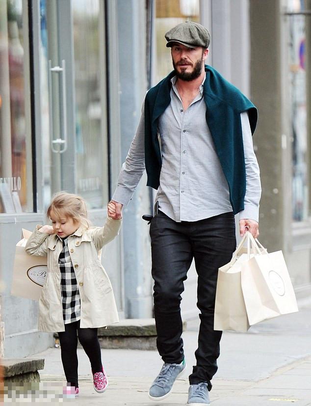 小贝手牵爱女小七外出扫货