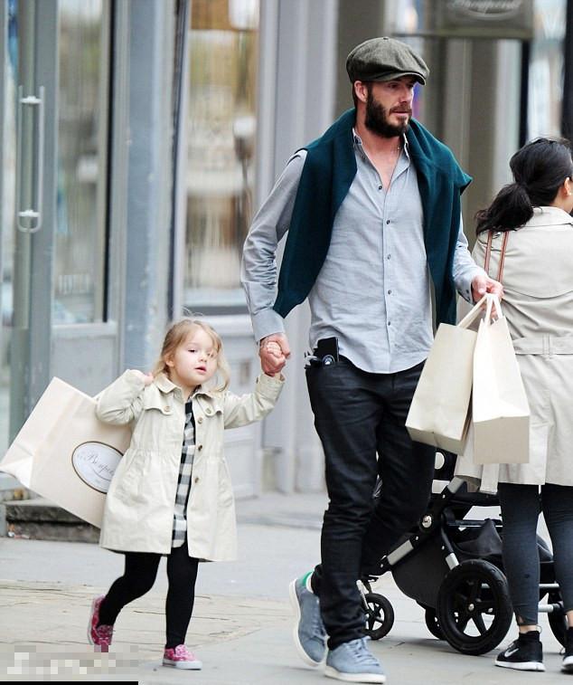 小贝手牵爱女小七外出扫货