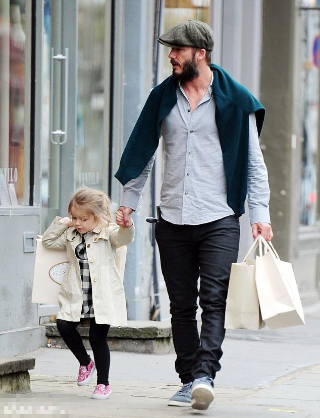 小贝手牵爱女小七外出扫货