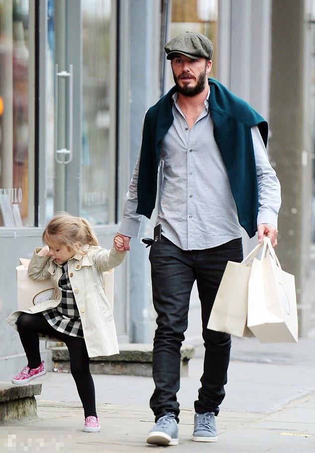 小贝手牵爱女小七外出扫货