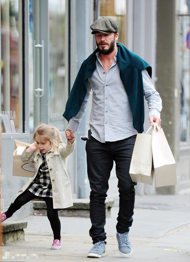 小贝手牵爱女小七外出扫货