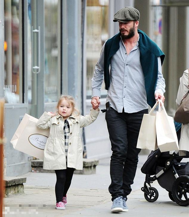 小贝手牵爱女小七外出扫货