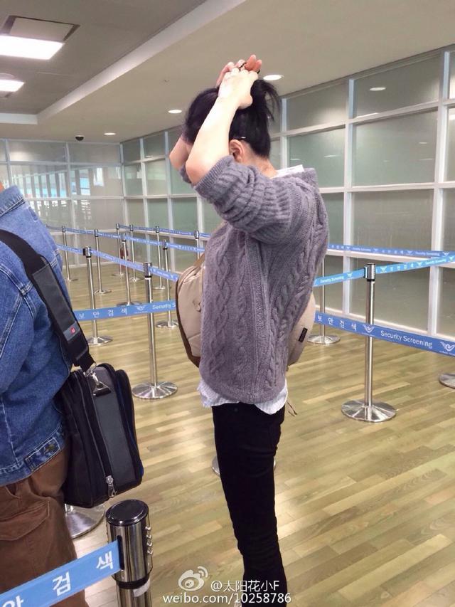 王菲现身机场身材纤瘦