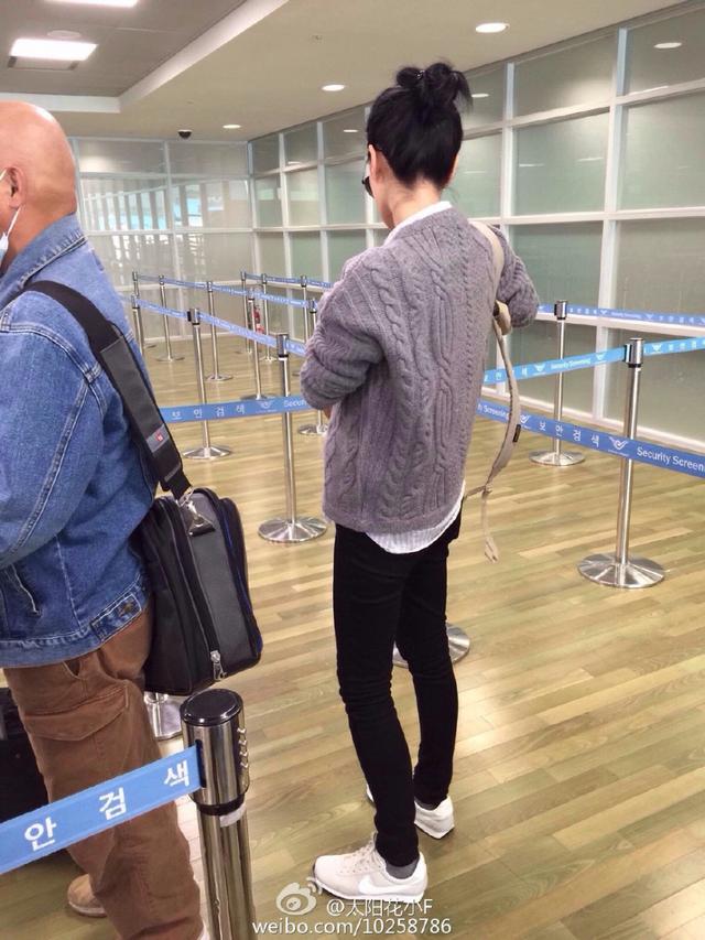 王菲现身机场身材纤瘦