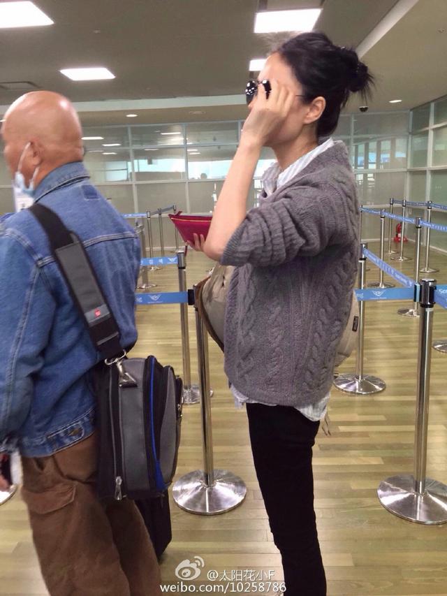 王菲现身机场身材纤瘦
