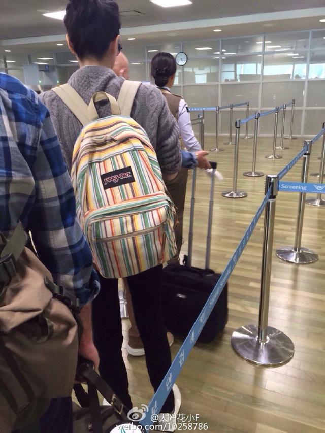 王菲现身机场身材纤瘦