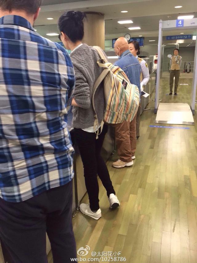 王菲现身机场身材纤瘦