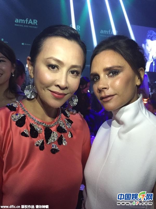 维多利亚慈善晚宴成“集邮狂魔” “高冷女王”秒变粉丝